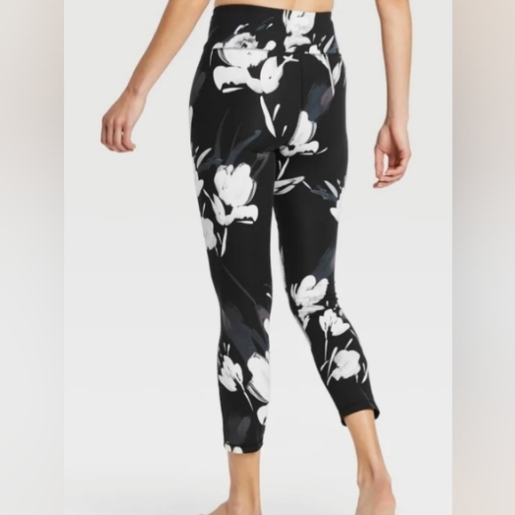 All In Motion Women's Black White Floral Running Workout Leggings - Picture 3 of 7